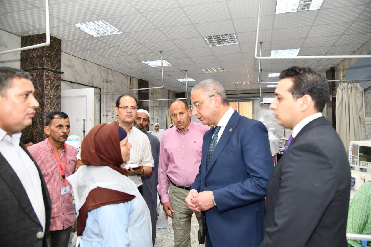 محافظ الفيوم يفاجئ مستشفى سنورس المركزي