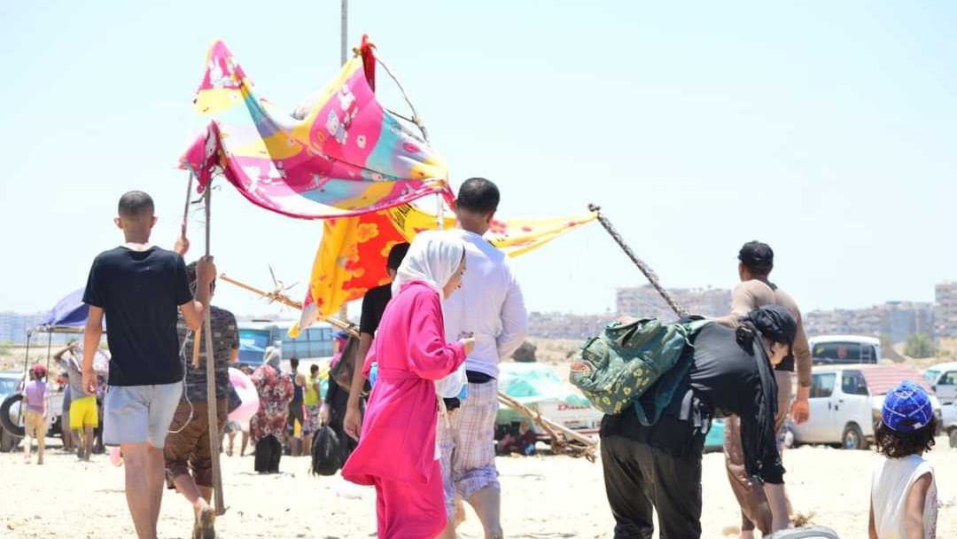 حملة مكبرة لإزالة خيام المصطافين العشوائية 