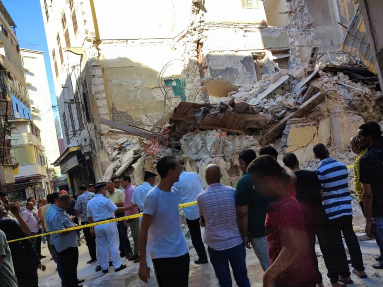 انهيار أجزاء من عقار قديم في العطارين دون إصابات