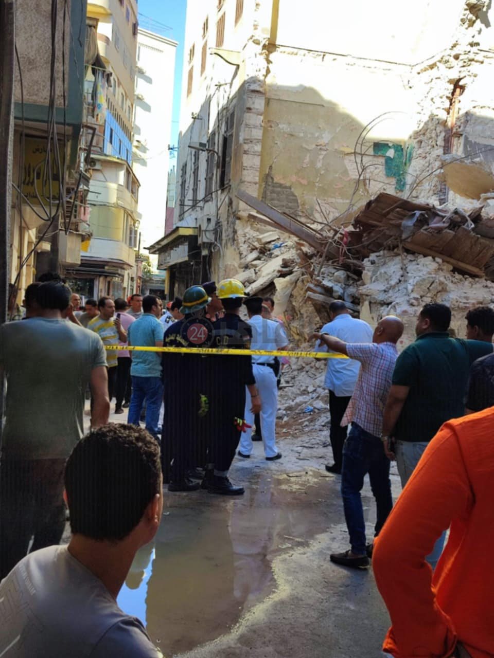 انهيار أجزاء من عقار قديم في العطارين دون إصابات|صور