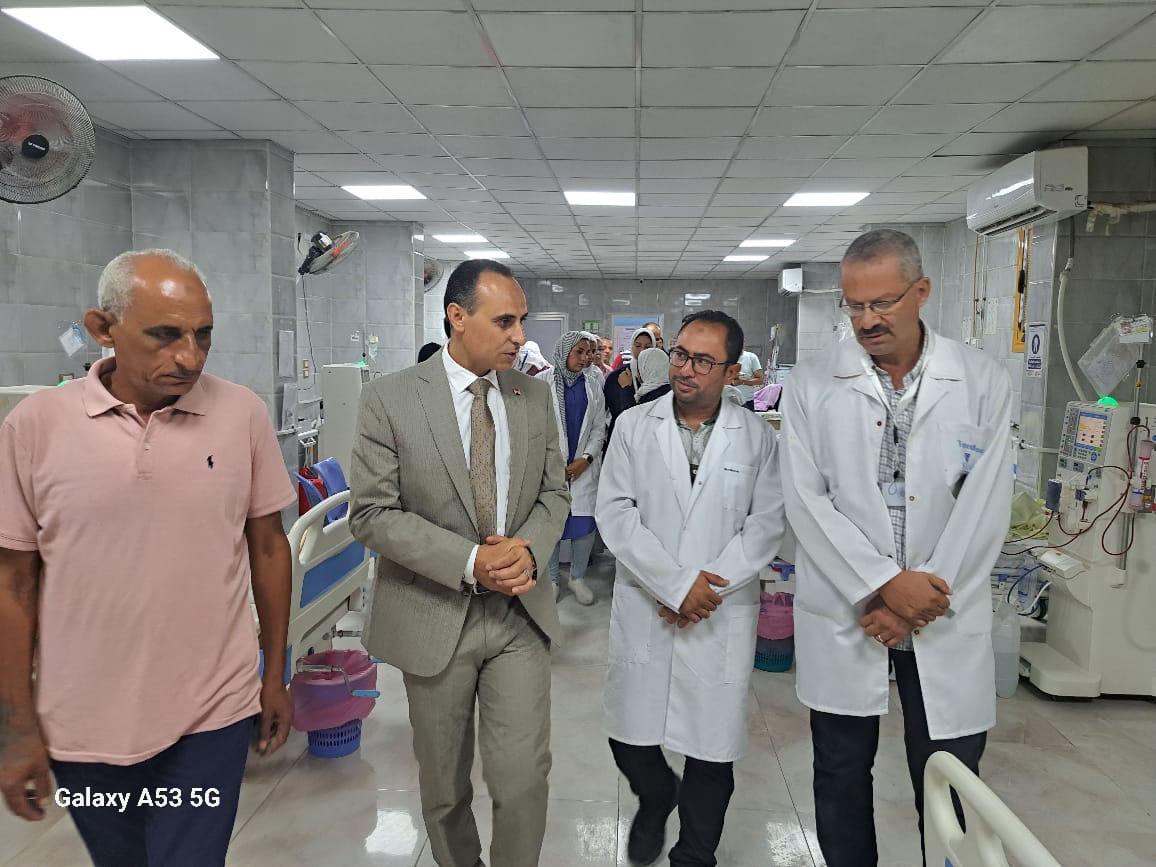وكيل وزارة الصحة خلال تفقد المستشفى 
