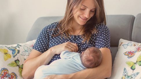 تفسير حلم فطام الطفل بسن غير مناسب