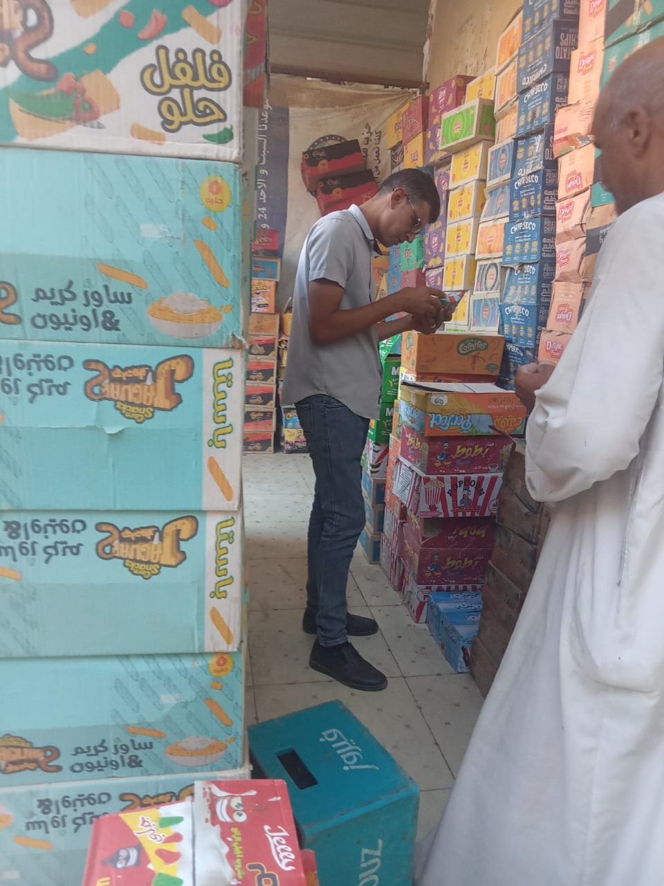ضبط سلع غذائية منتهية الصلاحية بالفيوم