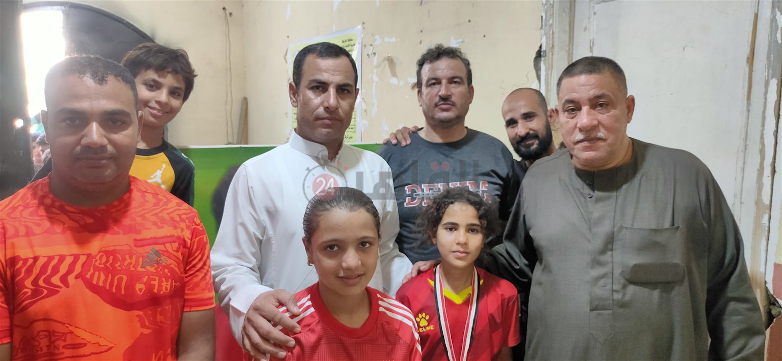 ملك وسط داعميها بمركز الشباب