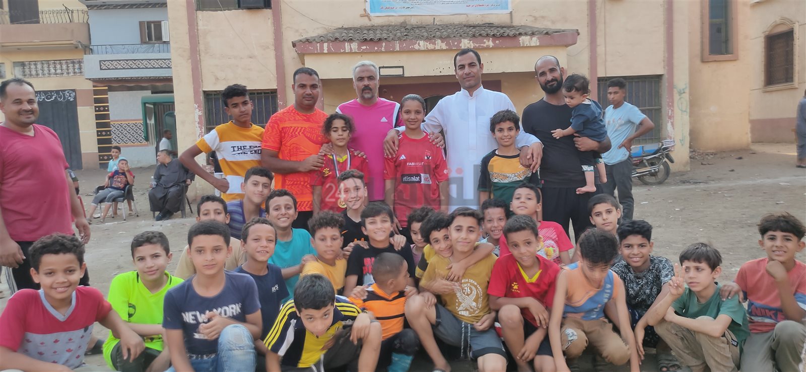 ملك وسط داعميها وزملائها من أطفال القرية 01