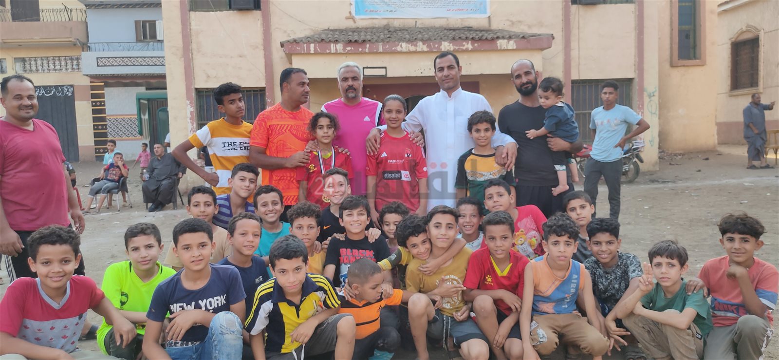 ملك وسط داعميها وزملائها من أطفال القرية 03
