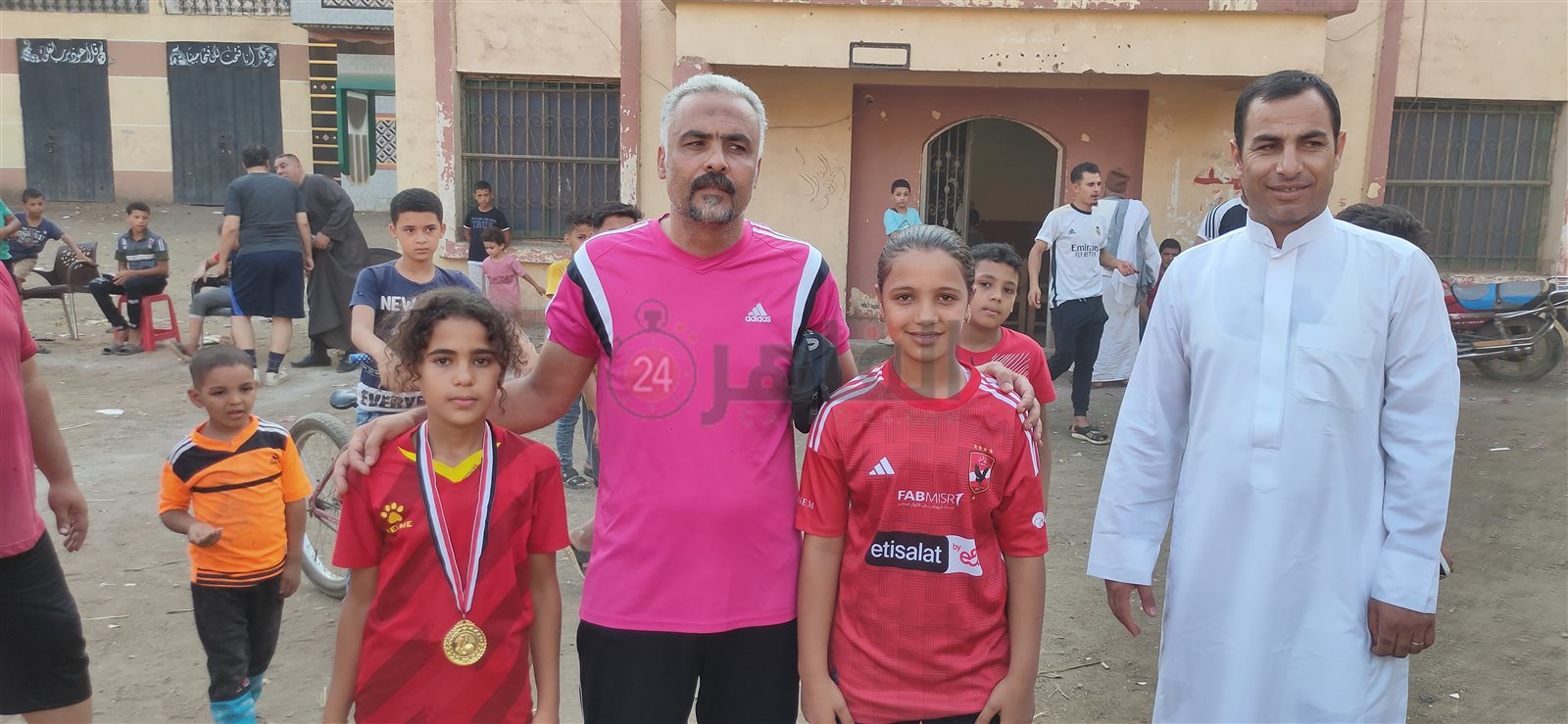 ملك وسط داعميها وزملائها من أطفال القرية 04