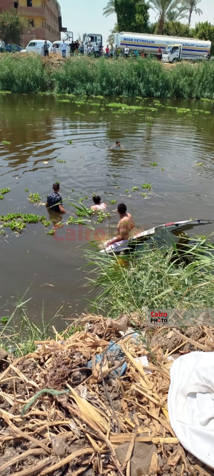 أهالي سقارة ينتشلون ضحايا ميكروباص ترعة المريوطية