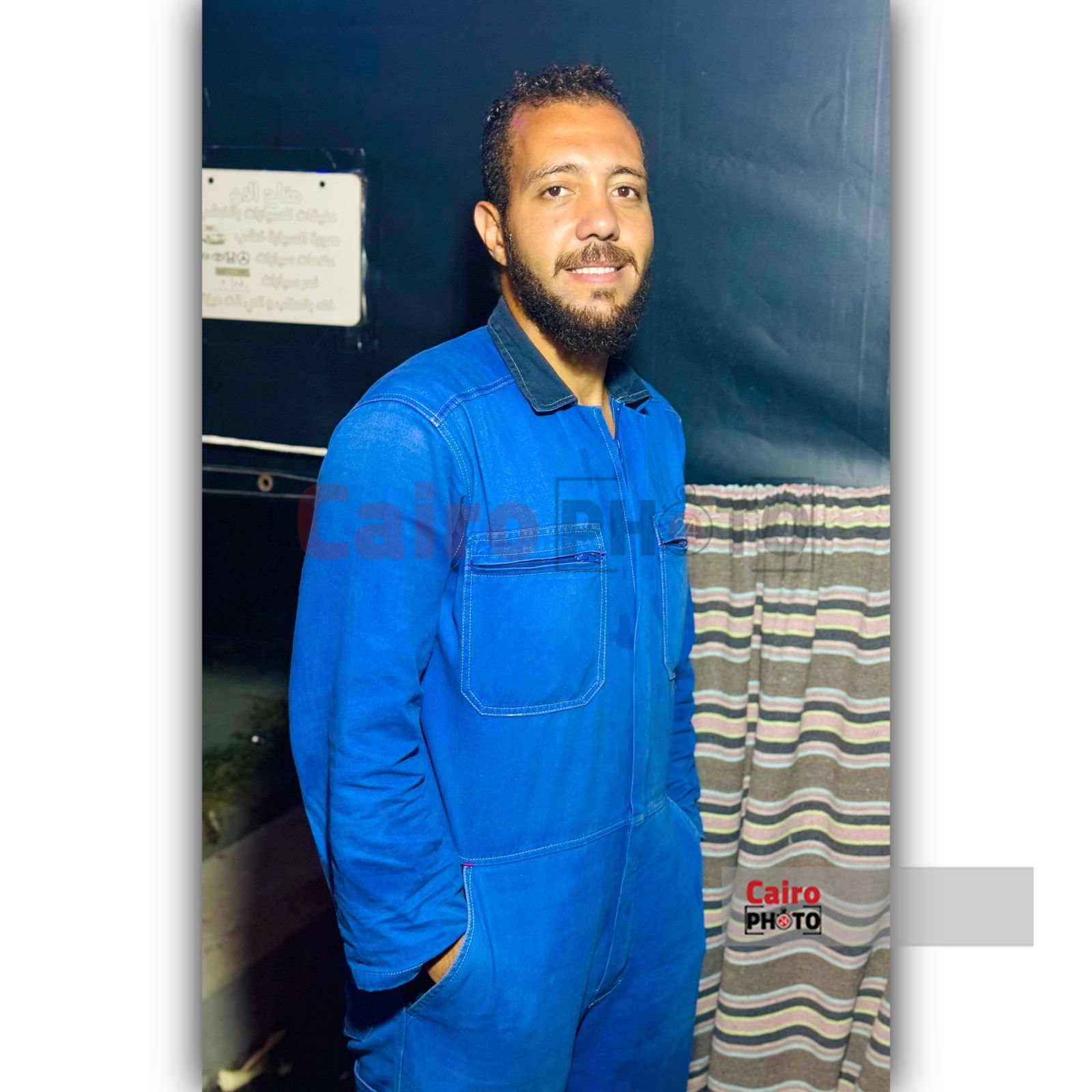 شاب يعمل في اصلاح زجاج السيارات ببورسعيد 