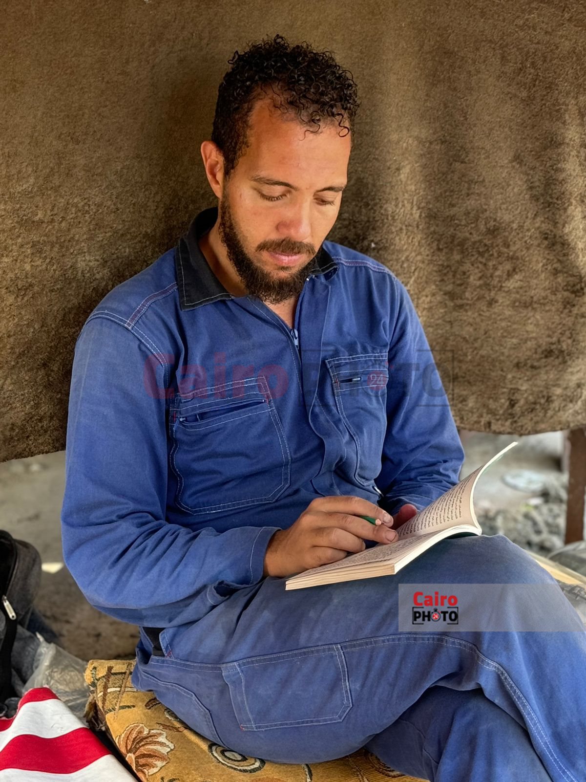 شاب يعمل في اصلاح زجاج السيارات ببورسعيد 