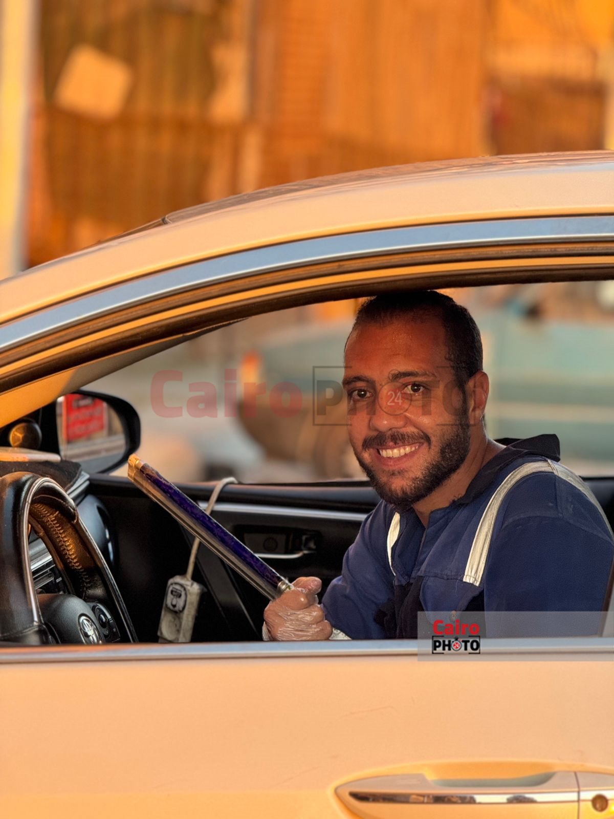 شاب يعمل في اصلاح زجاج السيارات ببورسعيد 