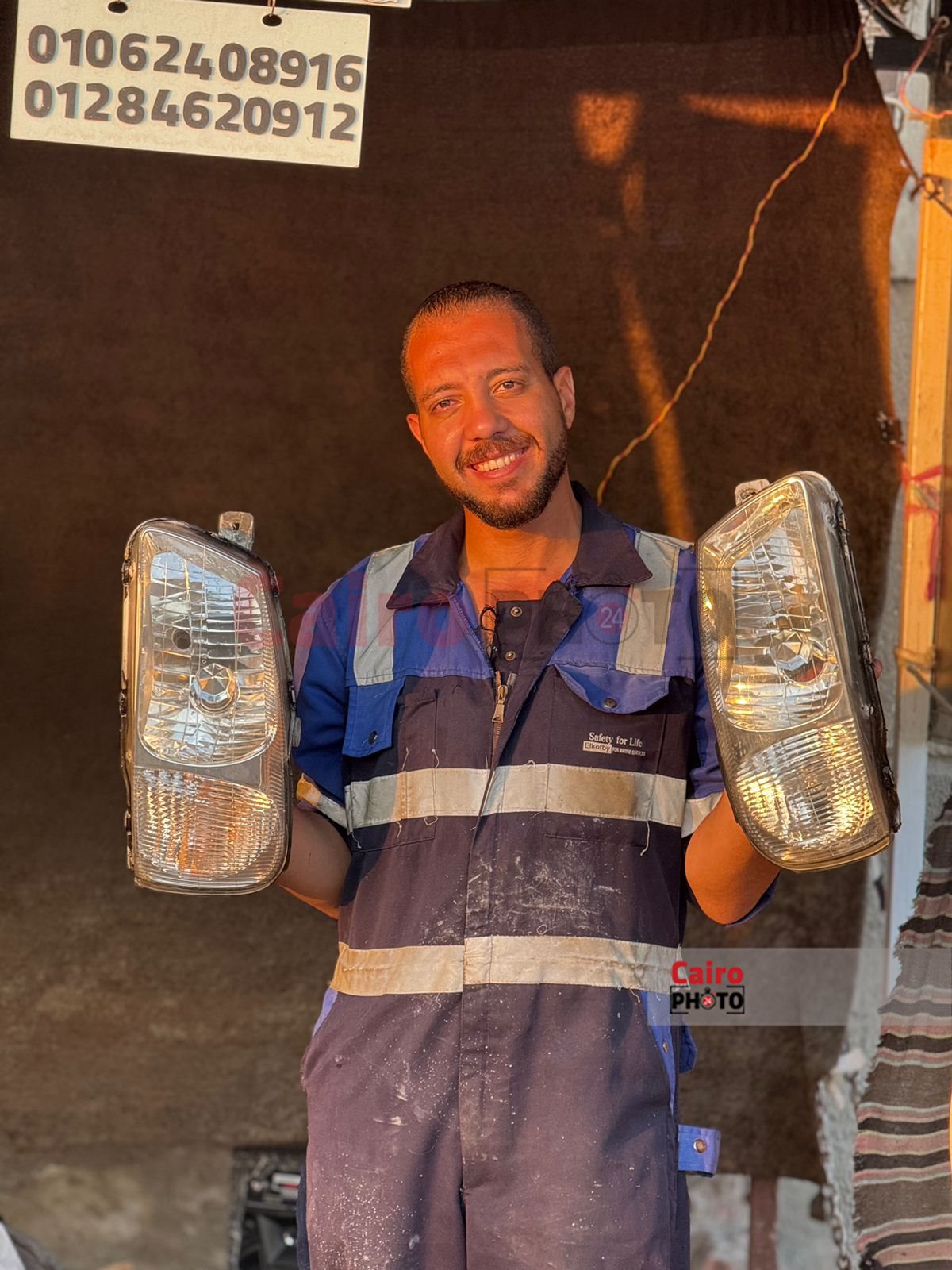 شاب يعمل في اصلاح زجاج السيارات ببورسعيد 