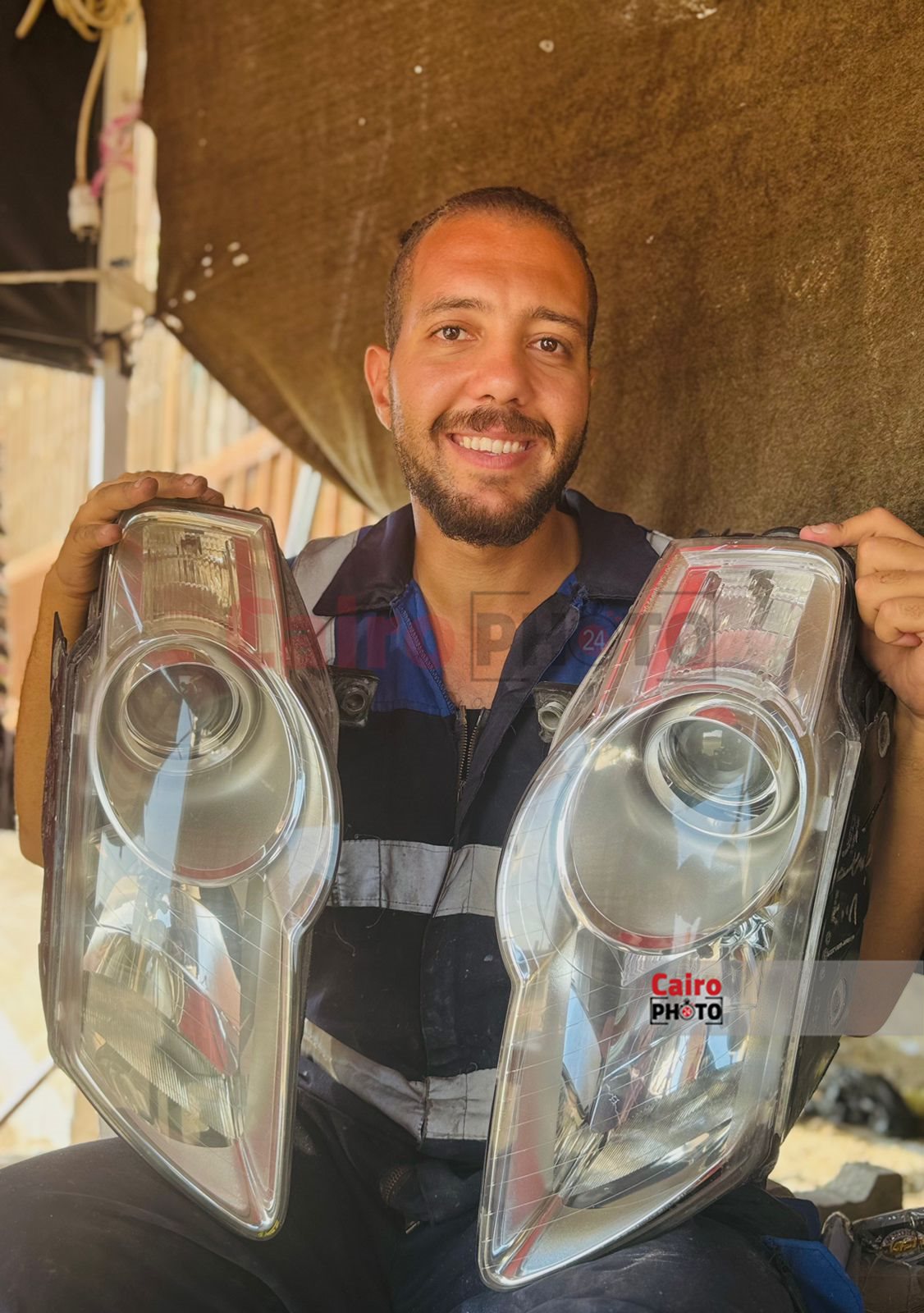 شاب يعمل في اصلاح زجاج السيارات ببورسعيد 