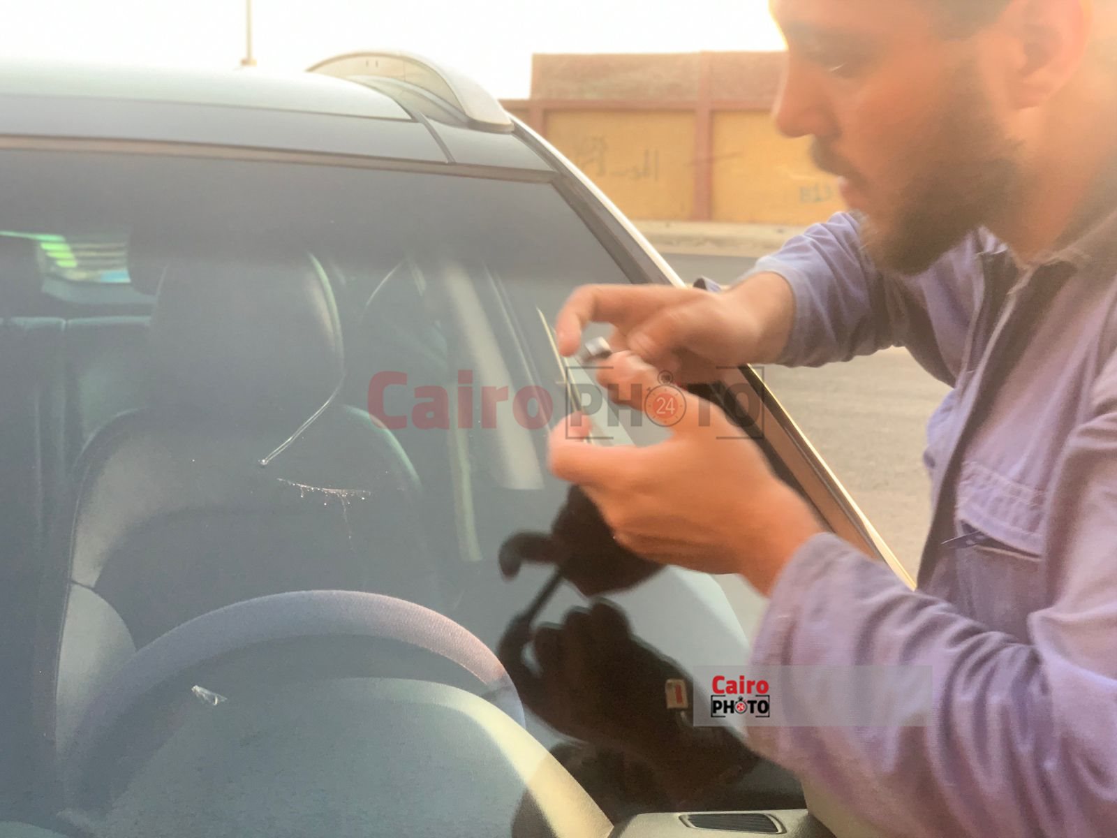 شاب يعمل في اصلاح زجاج السيارات ببورسعيد 