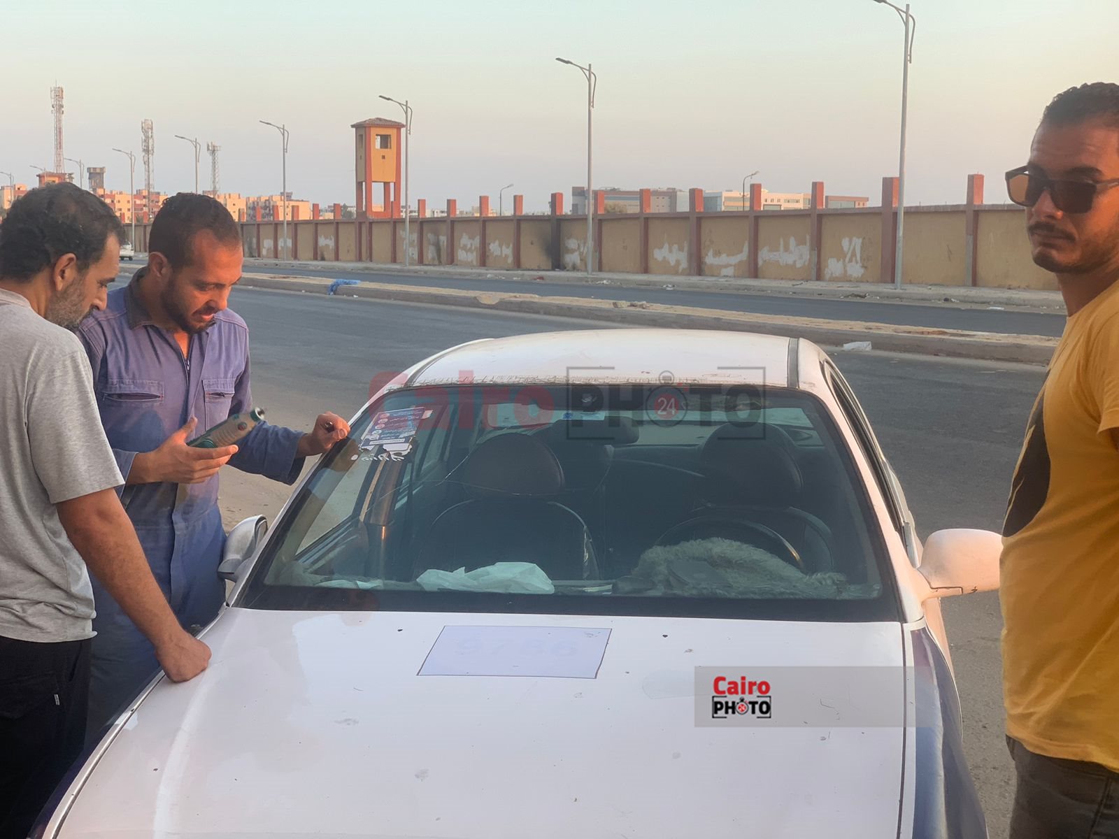 شاب يعمل في اصلاح زجاج السيارات ببورسعيد 