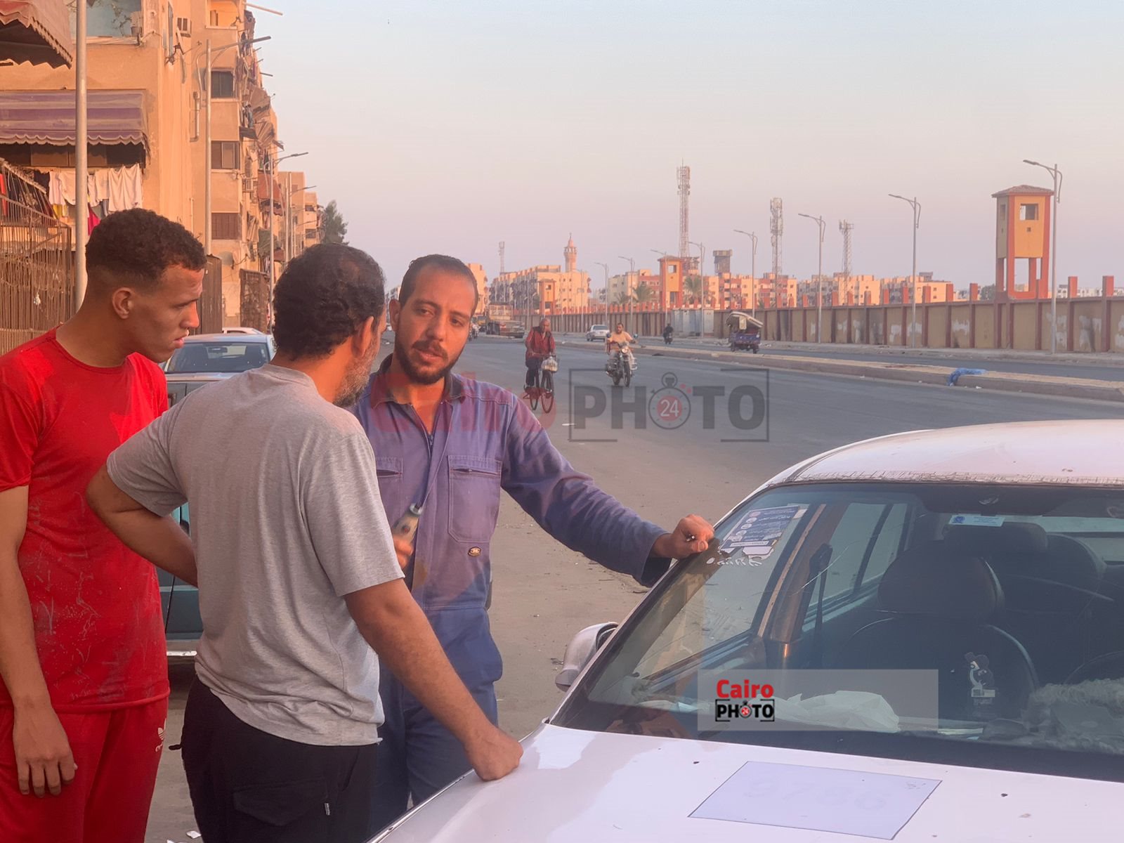 شاب يعمل في اصلاح زجاج السيارات ببورسعيد 