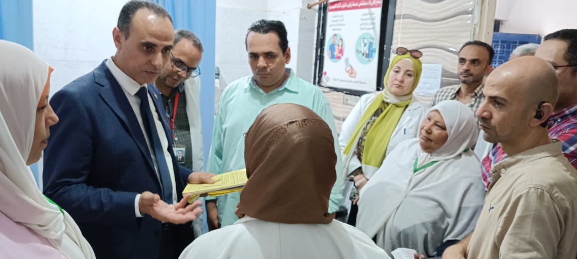 وكيل وزارة الصحة أثناء الجولة