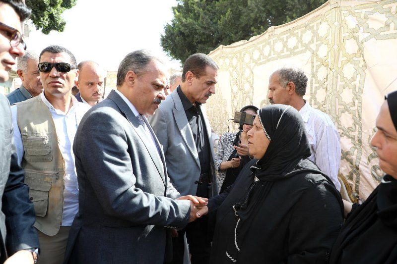 محافظ الشرقية يقدم العزاء لذوي المتوفيين في حادث القطارين 02