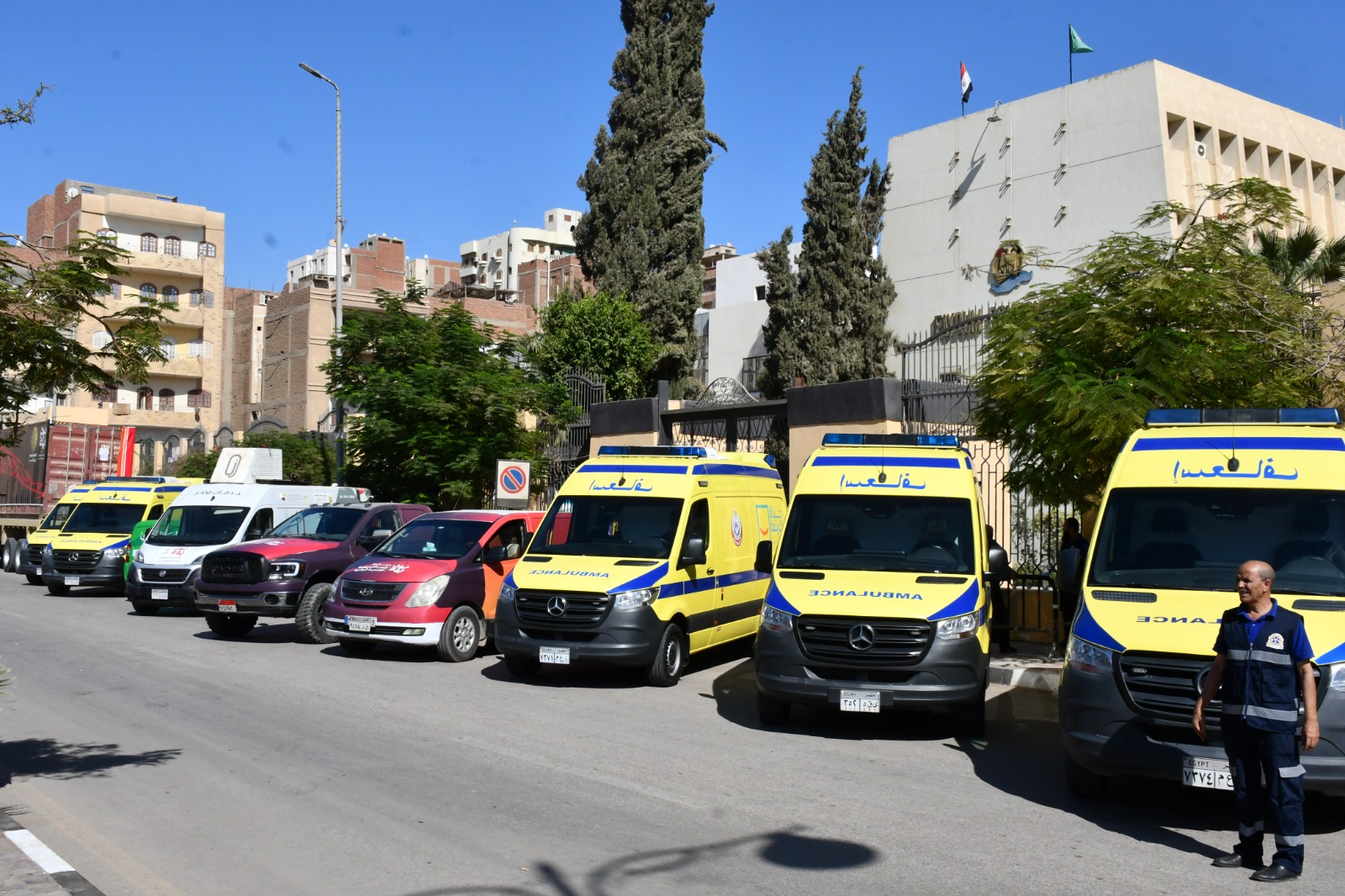 محافظ الفيوم يعطي إشارة بدء فعاليات المبادرة بالمحافظة.. ويتفقد اصطفاف سيارات الجهات المشاركة