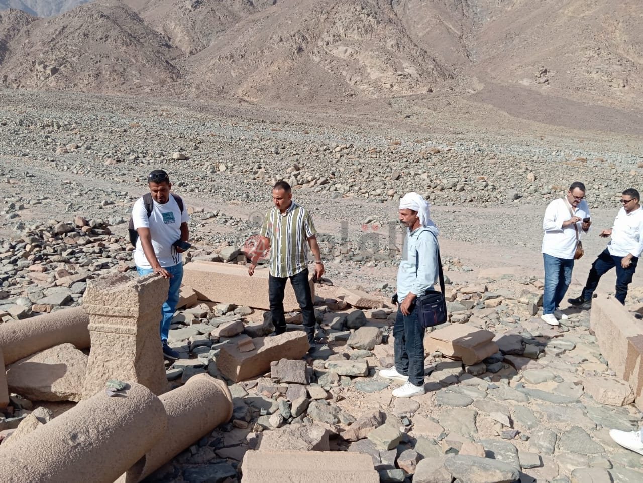 معاينة الشواهد الاثرية بجبل الدخان شمال غرب مدينة الغردقة (1)