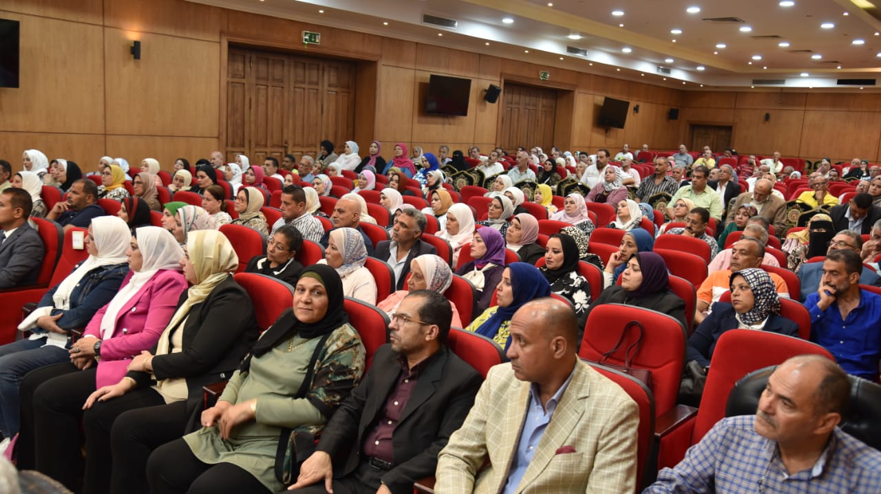 محافظ بورسعيد يلتقي مديري المدارس والإدارات التعليمية