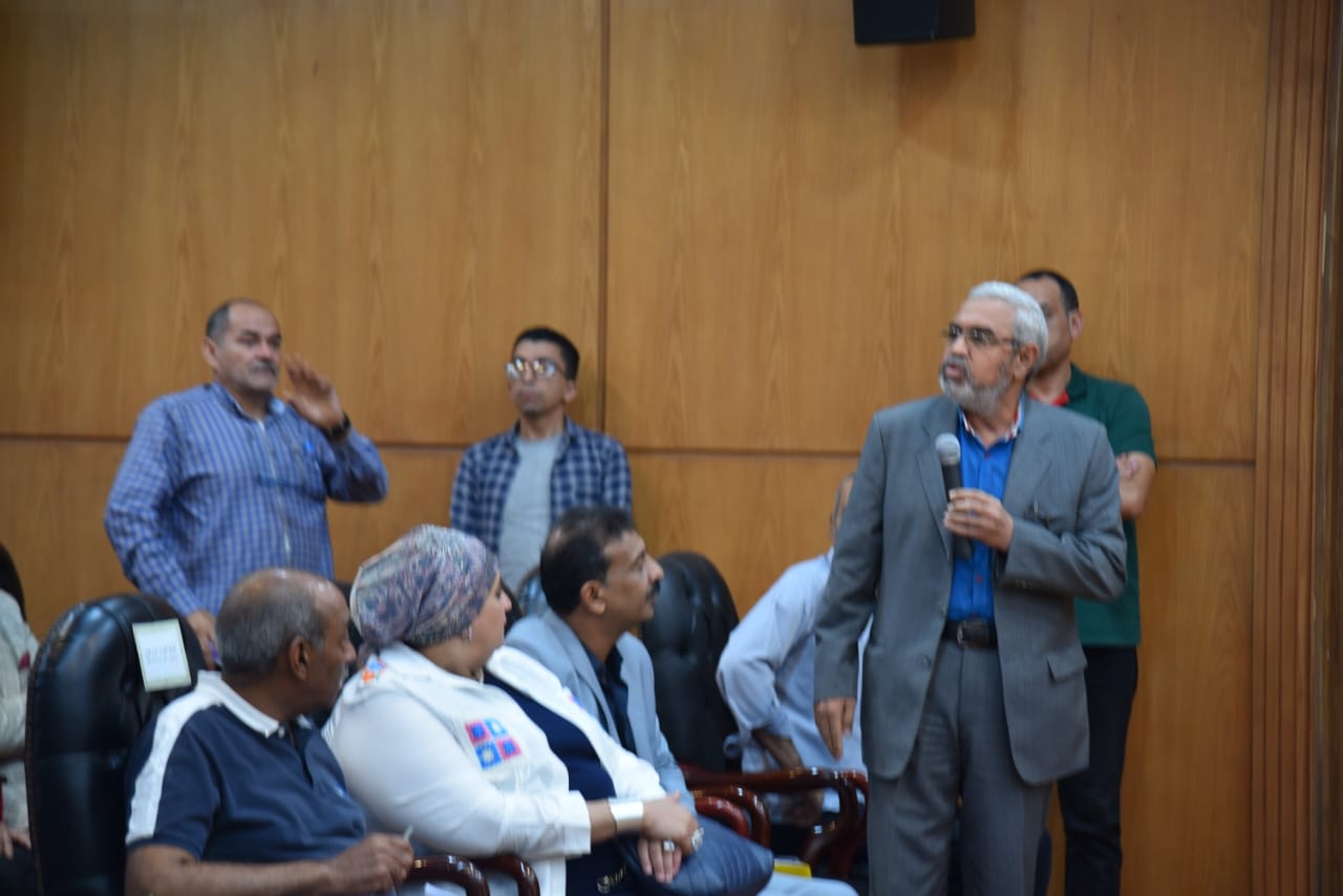 محافظ بورسعيد يلتقي مديري المدارس والإدارات التعليمية