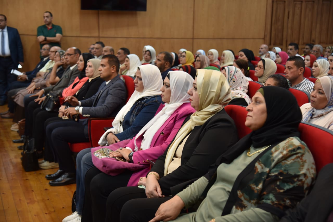 محافظ بورسعيد يلتقي مديري المدارس والإدارات التعليمية