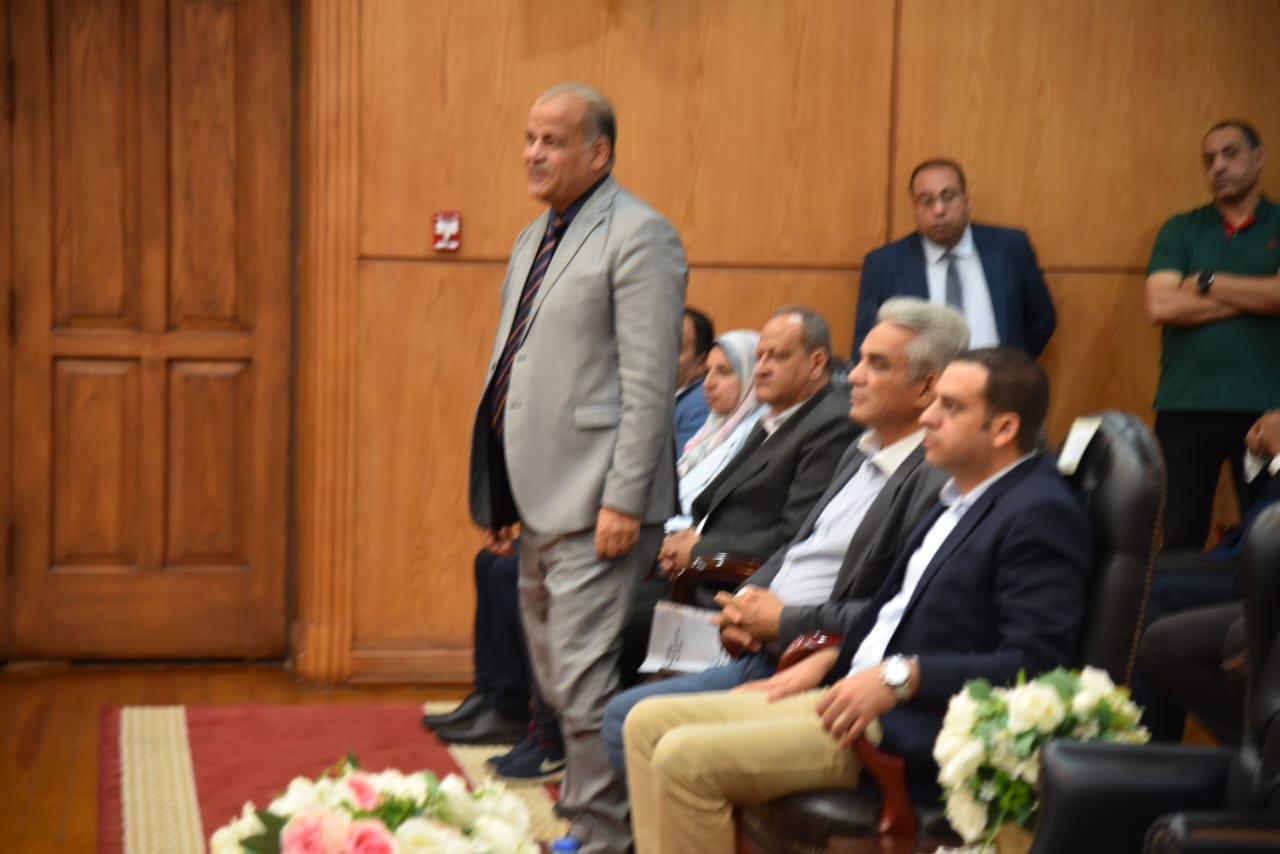 محافظ بورسعيد يلتقي مديري المدارس والإدارات التعليمية