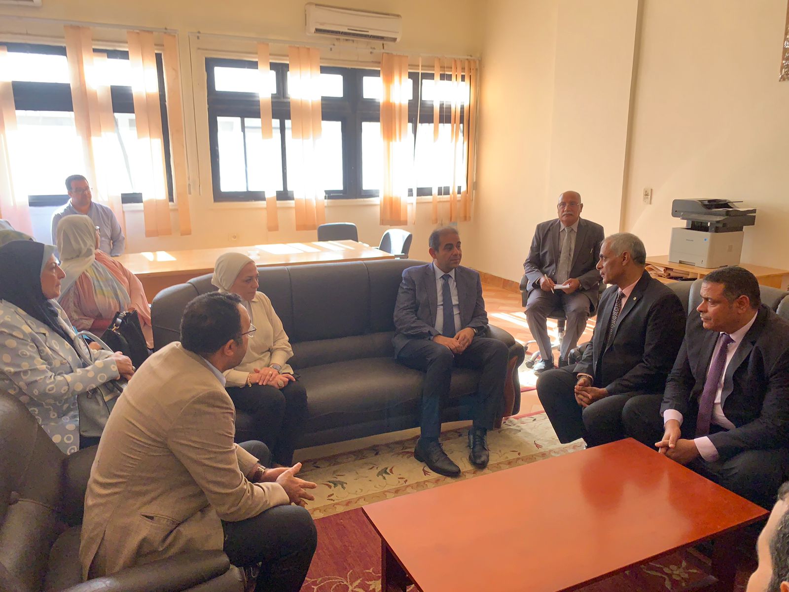 رئيس جامعة بورسعيد يشارك الطلاب فرحة أول يوم جامعي