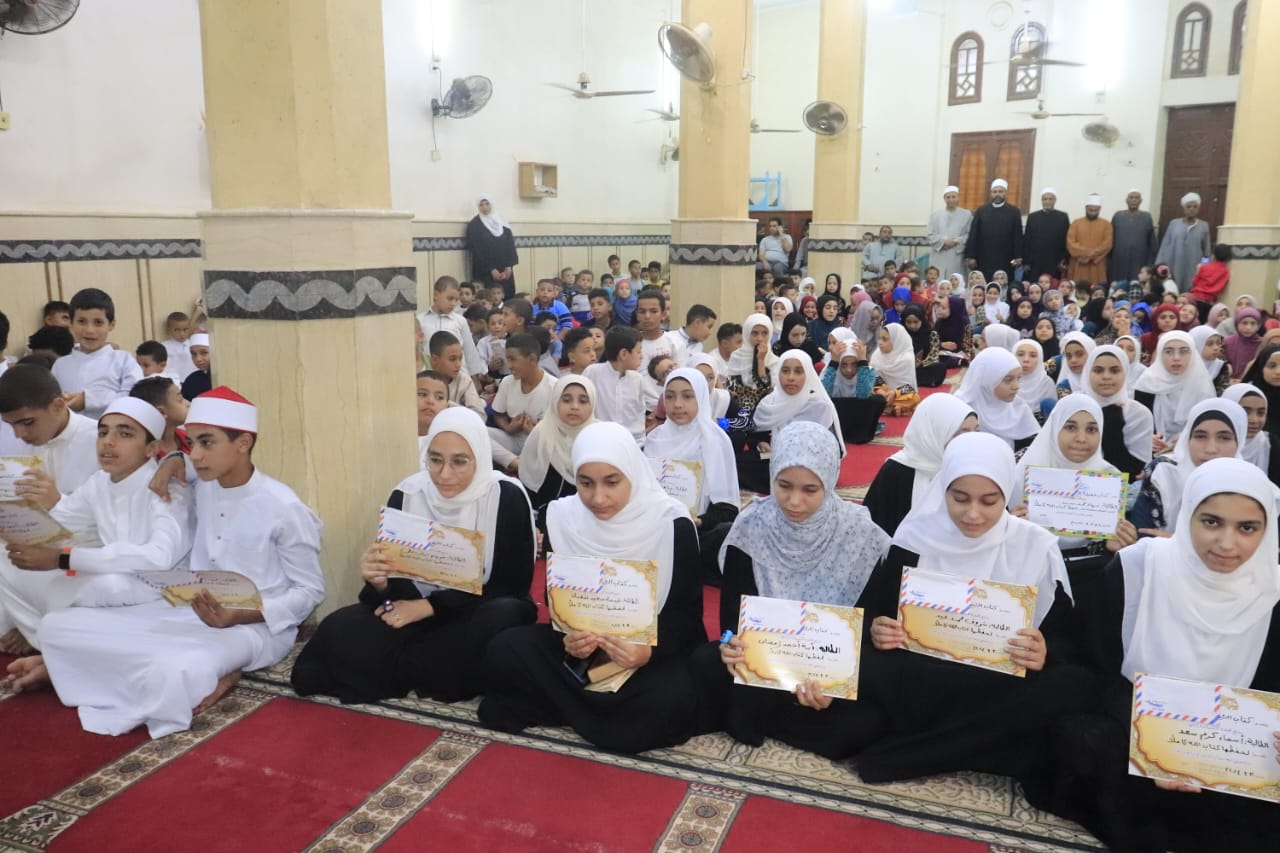 وكيل وزارة الأوقاف بالفيوم يكرم المتميزين من الأطفال المشاركين في البرنامج الصيفي للطفل 