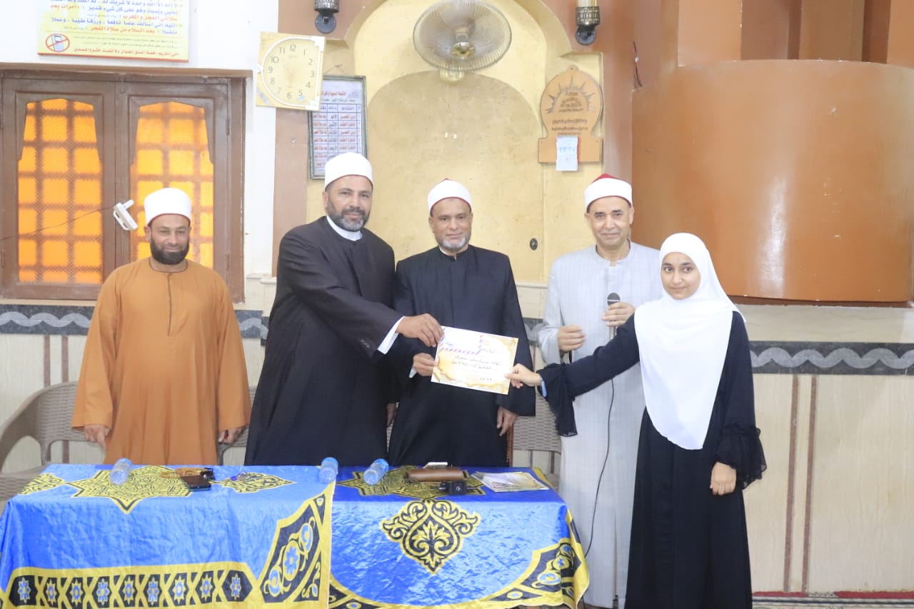 وكيل وزارة الأوقاف بالفيوم يكرم المتميزين من الأطفال المشاركين في البرنامج الصيفي للطفل 