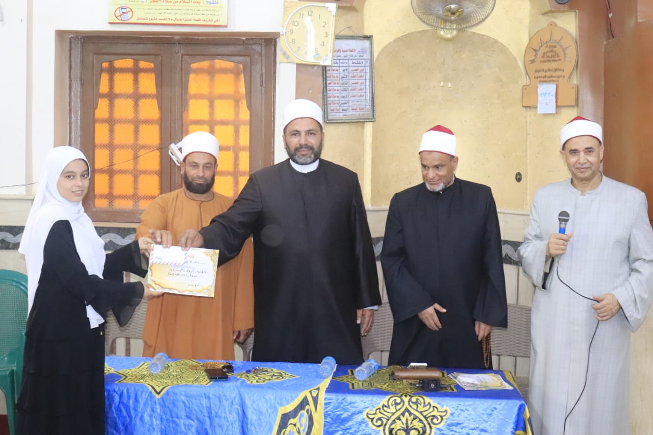 وكيل وزارة الأوقاف بالفيوم يكرم المتميزين من الأطفال المشاركين في البرنامج الصيفي للطفل 