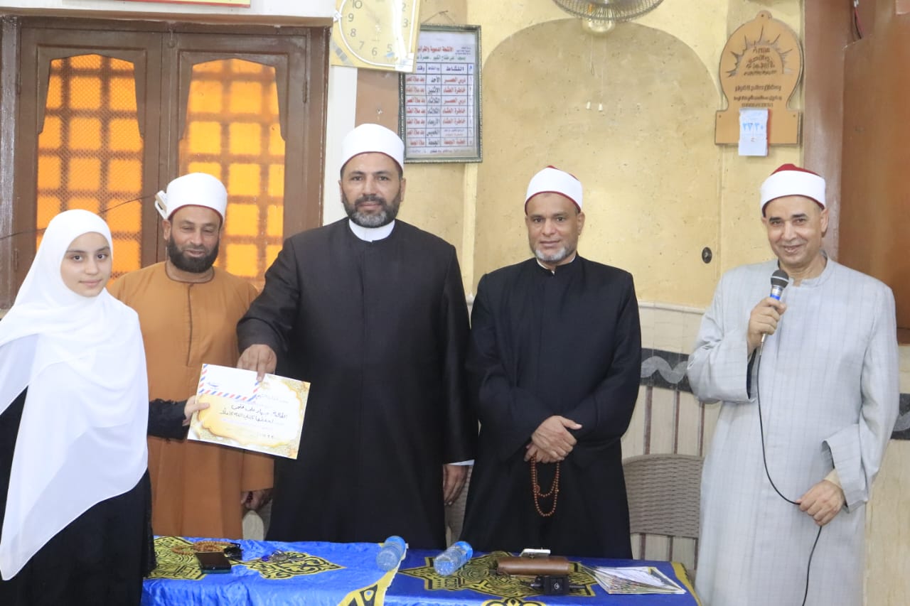 وكيل وزارة الأوقاف بالفيوم يكرم المتميزين من الأطفال المشاركين في البرنامج الصيفي للطفل 