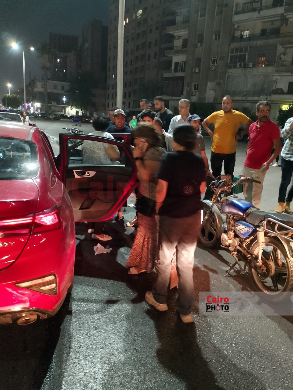 سيارة ملاكي تدهس شابين أمام حديقة ابن سندر بالزيتون (1)