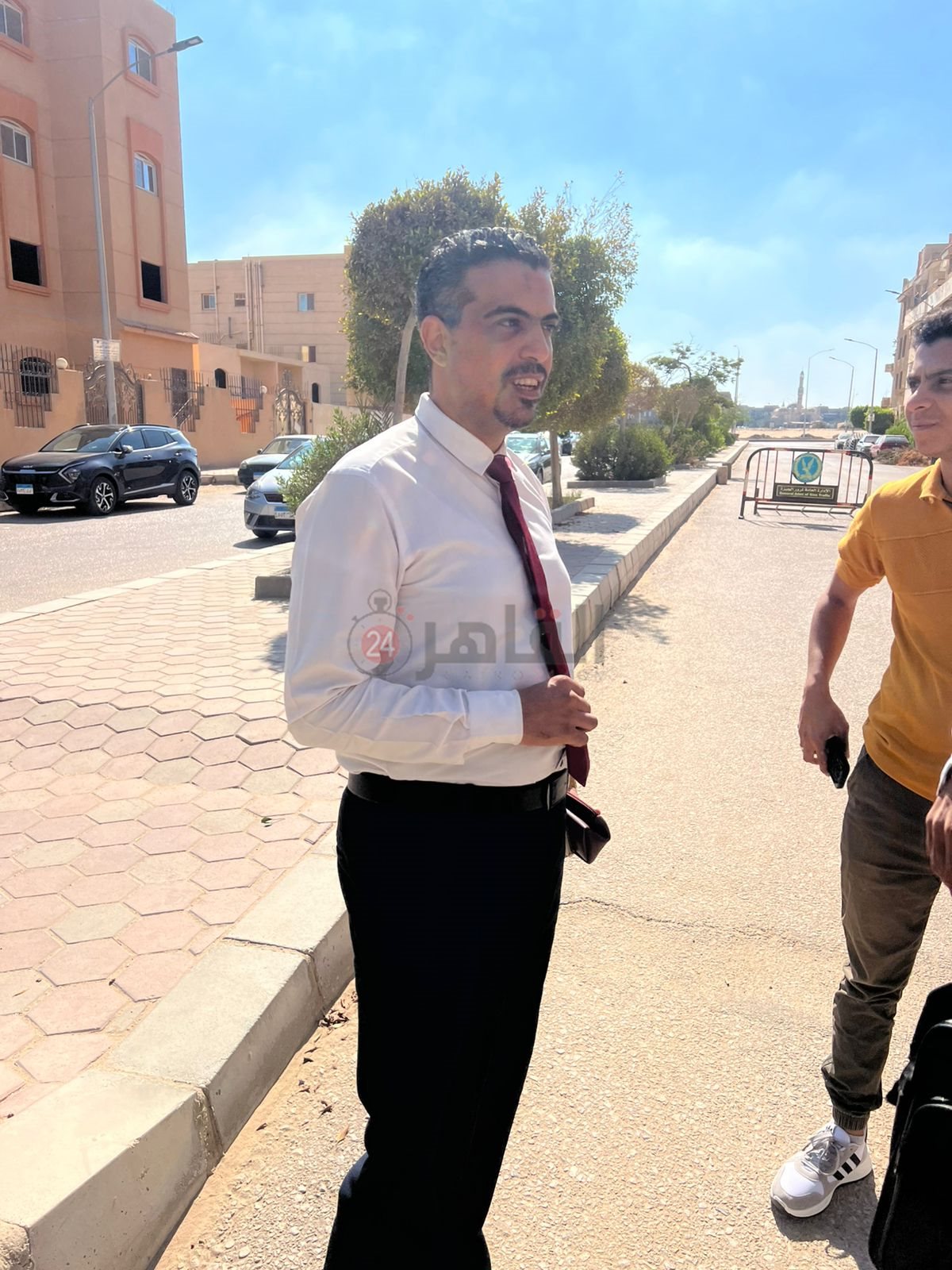 وصول فرد الأمن لحضور جلسة محاكمة إمام عاشور بالتعدي عليه 1