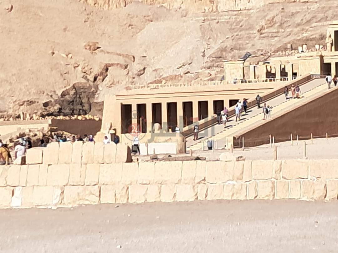 إقبال كبير من السائحين لزيارة معبد حتشبسوت 2