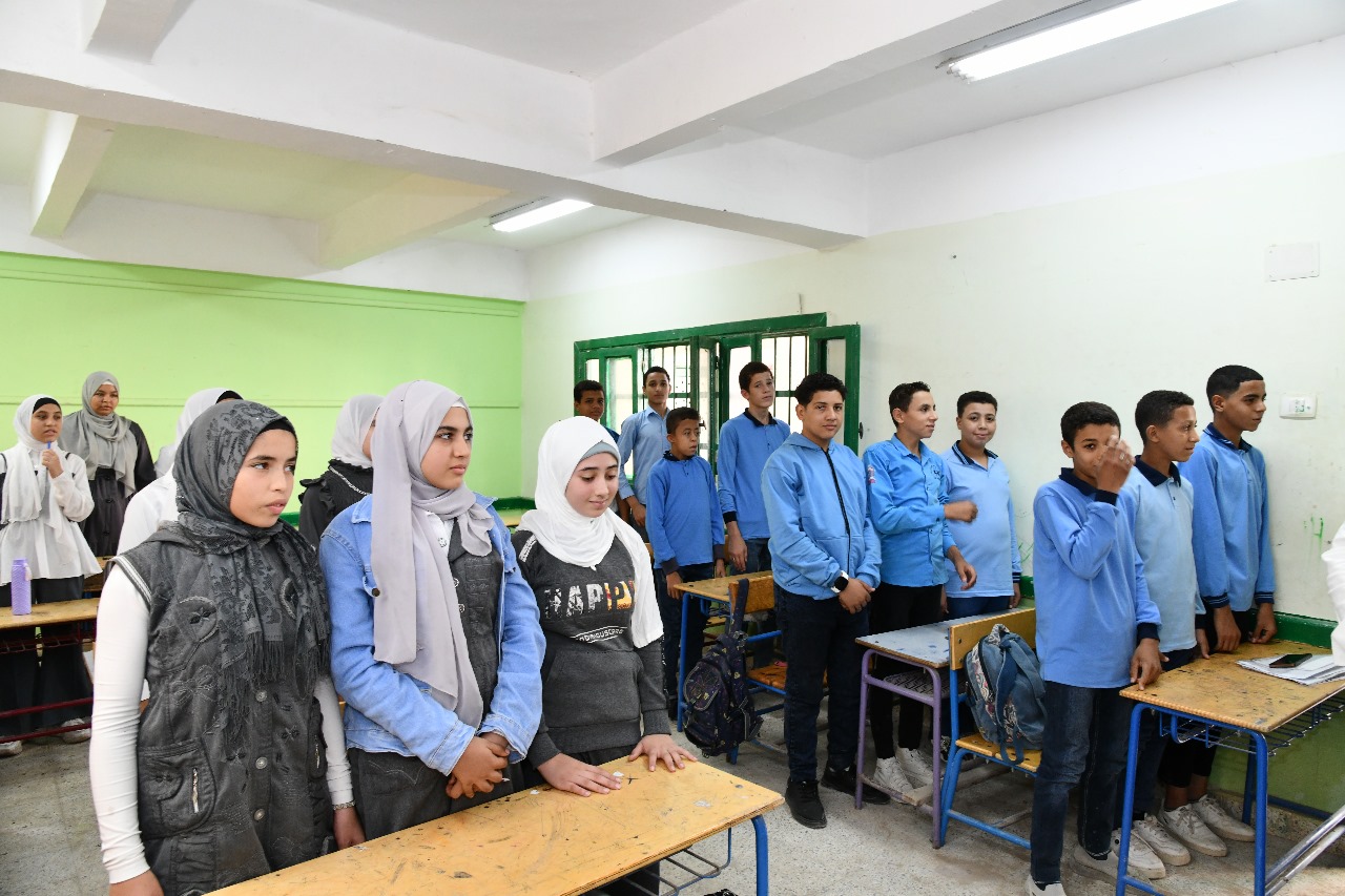 محافظ الفيوم يفاجئ مدرسة أبوصير للتعليم الأساسي لمتابعة انتظام العملية التعليمية
