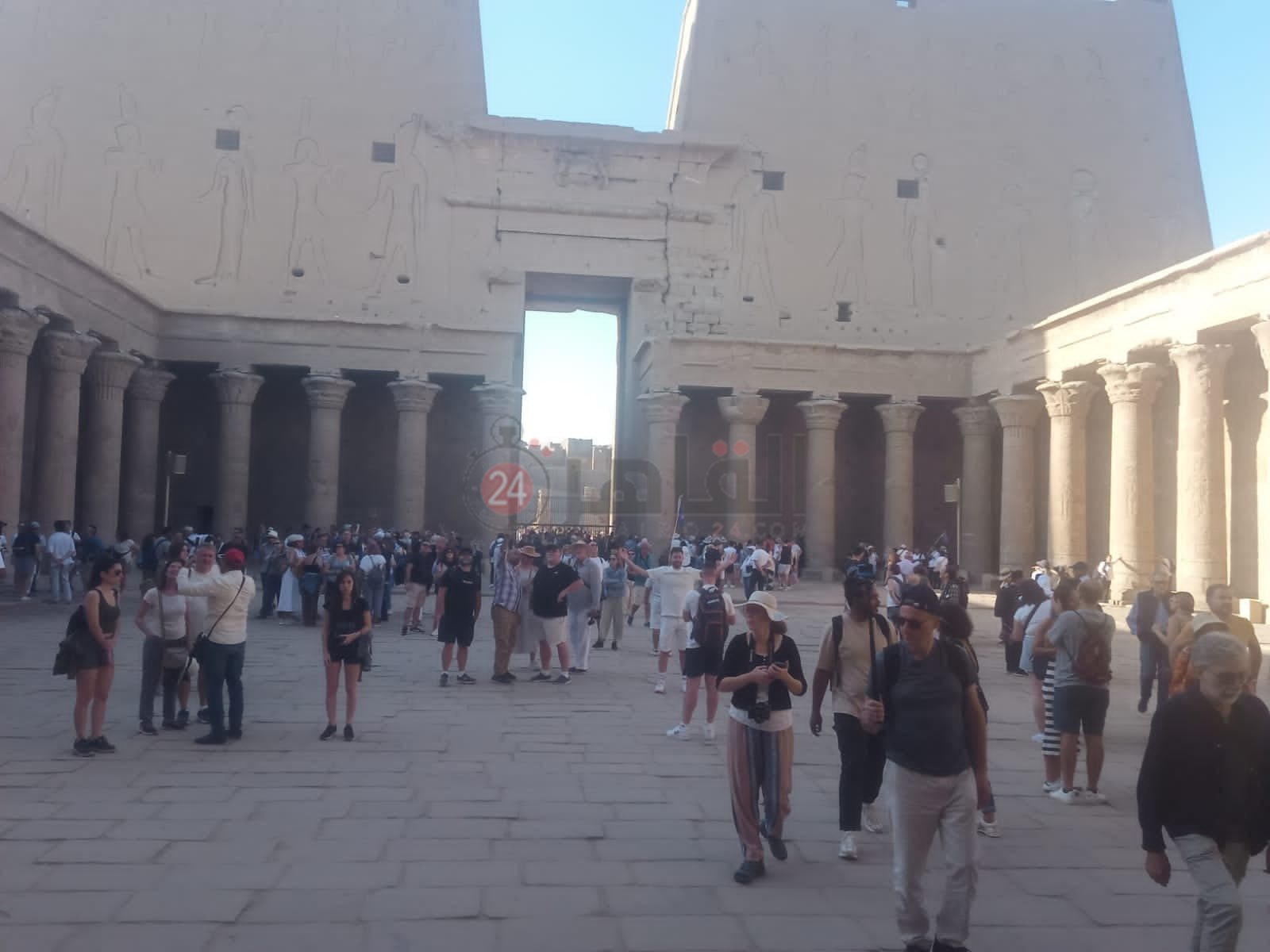  إقبال كبير من السائحين على معبد إدفو بأسوان بعد التطوير (3)