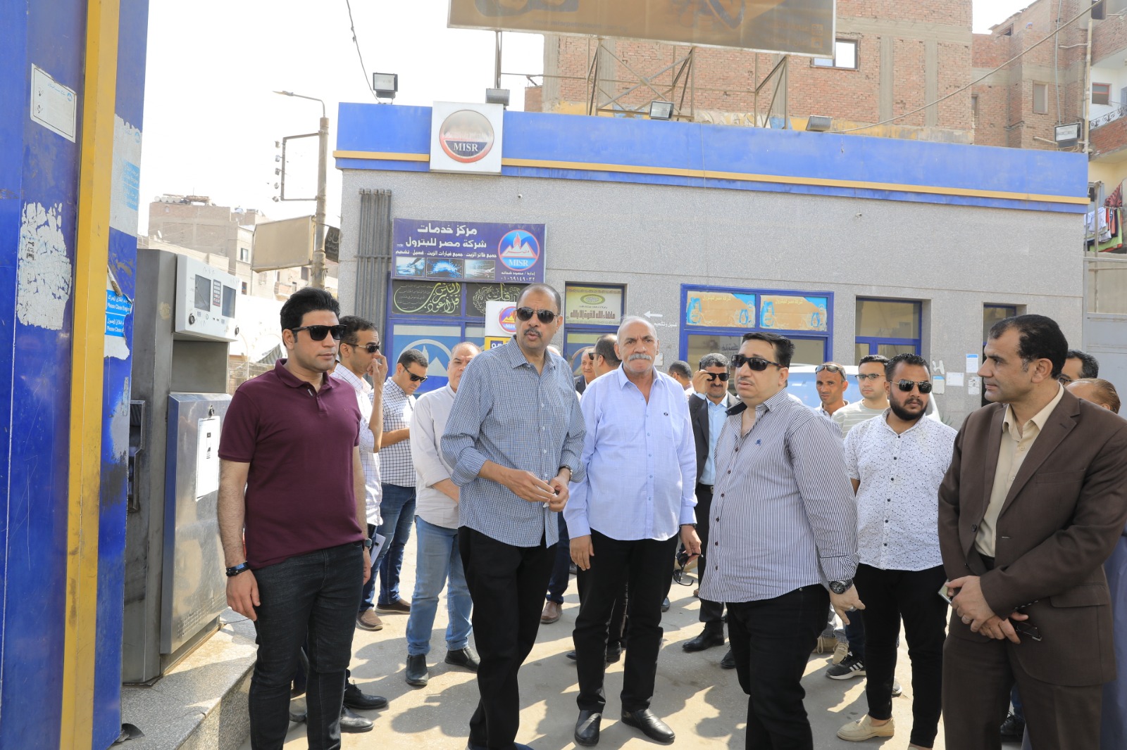 محافظ سوهاج يتابع سير العمل بمحطات الوقود ومواقف السيارات