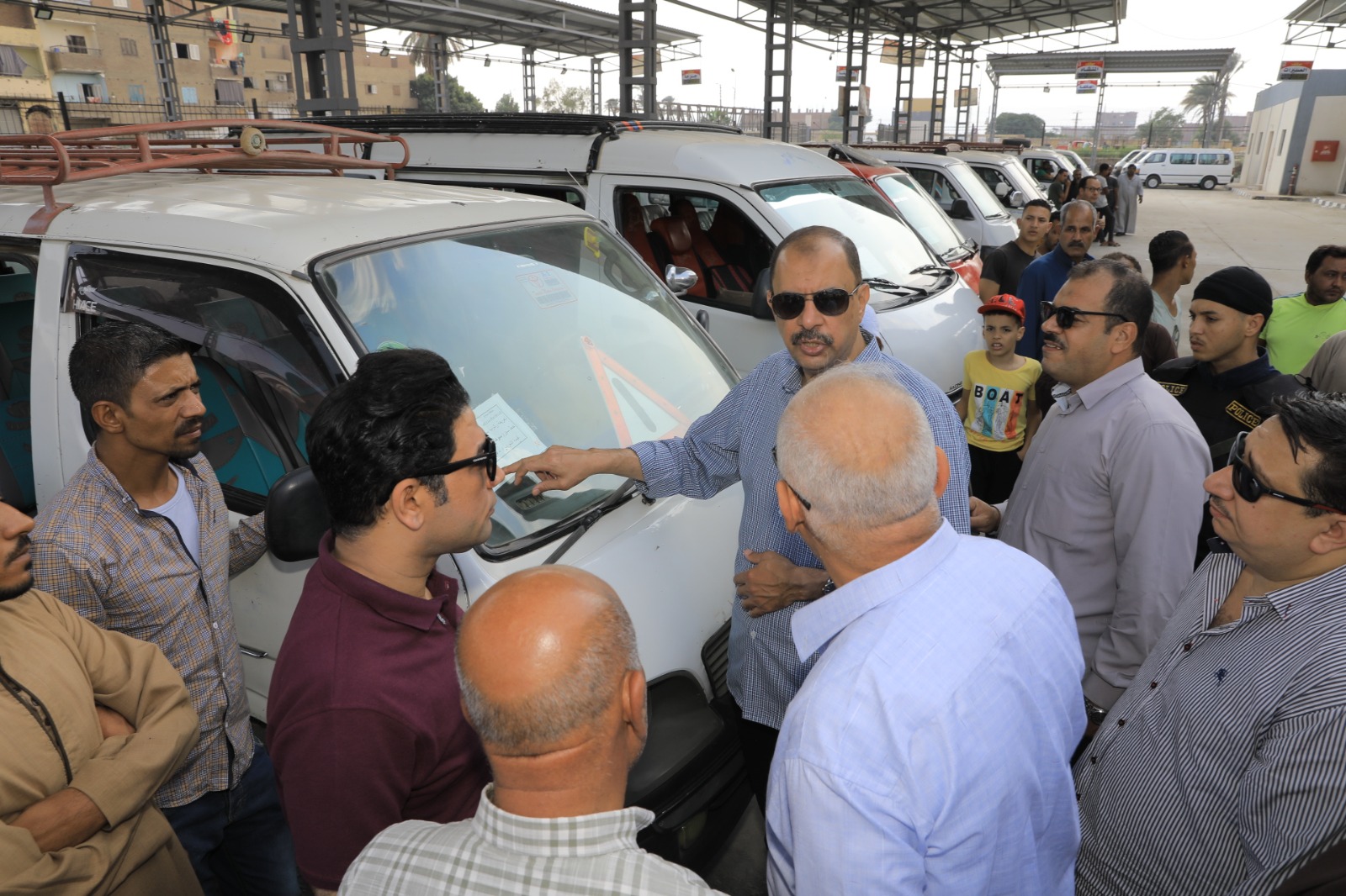 محافظ سوهاج يتابع سير العمل بمحطات الوقود ومواقف السيارات