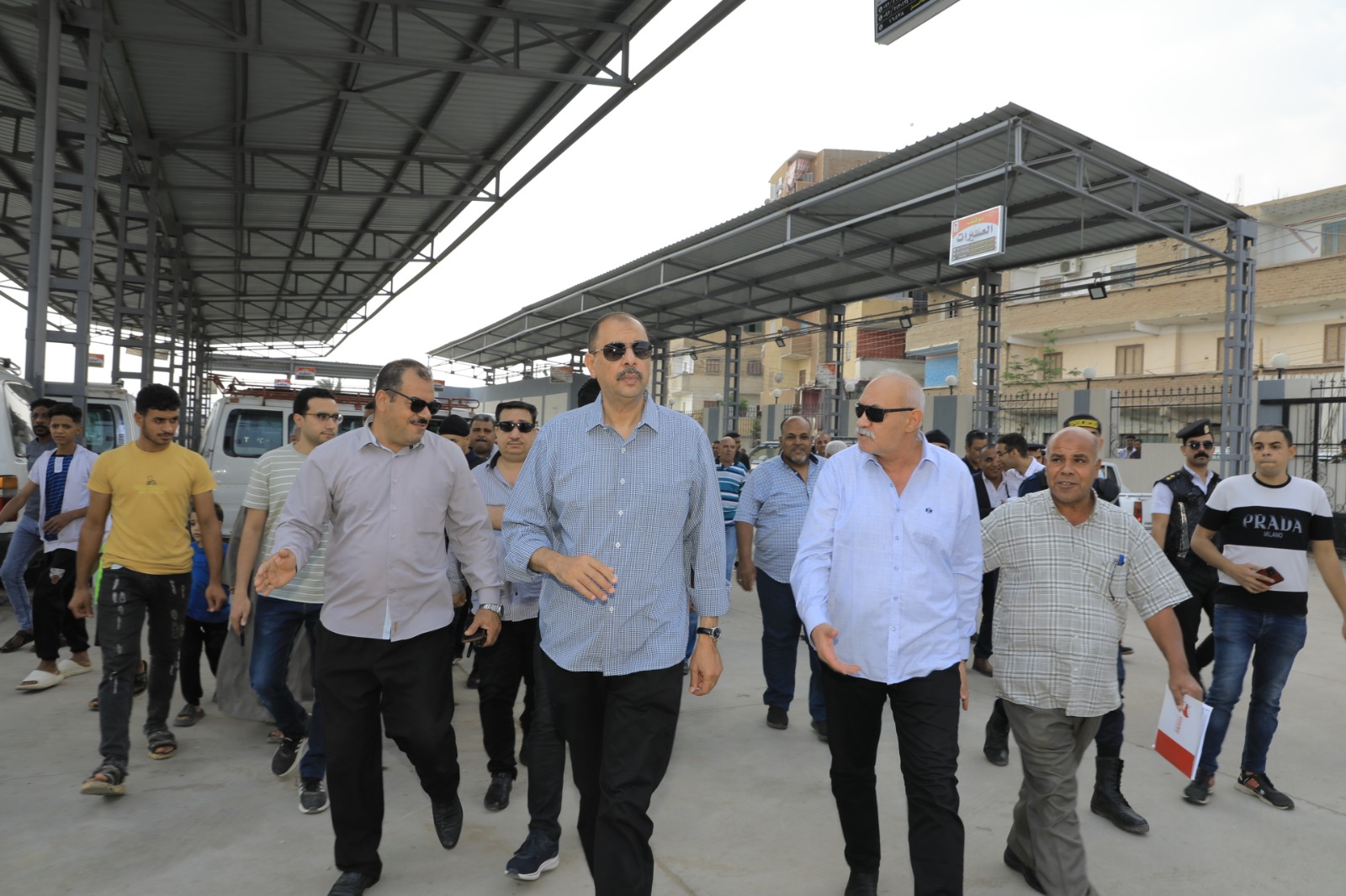 محافظ سوهاج يتابع سير العمل بمحطات الوقود ومواقف السيارات