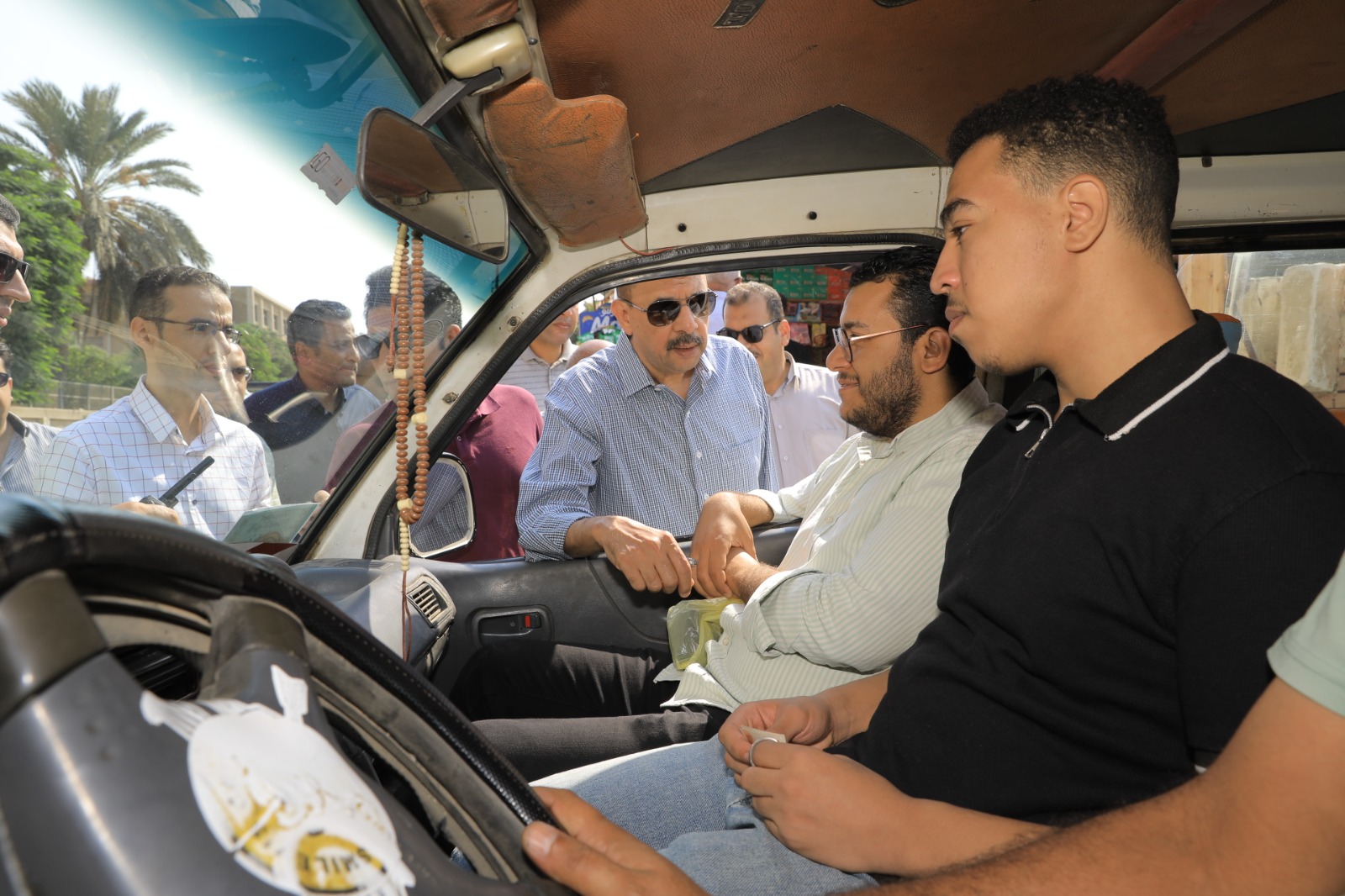 محافظ سوهاج يتابع سير العمل بمحطات الوقود ومواقف السيارات