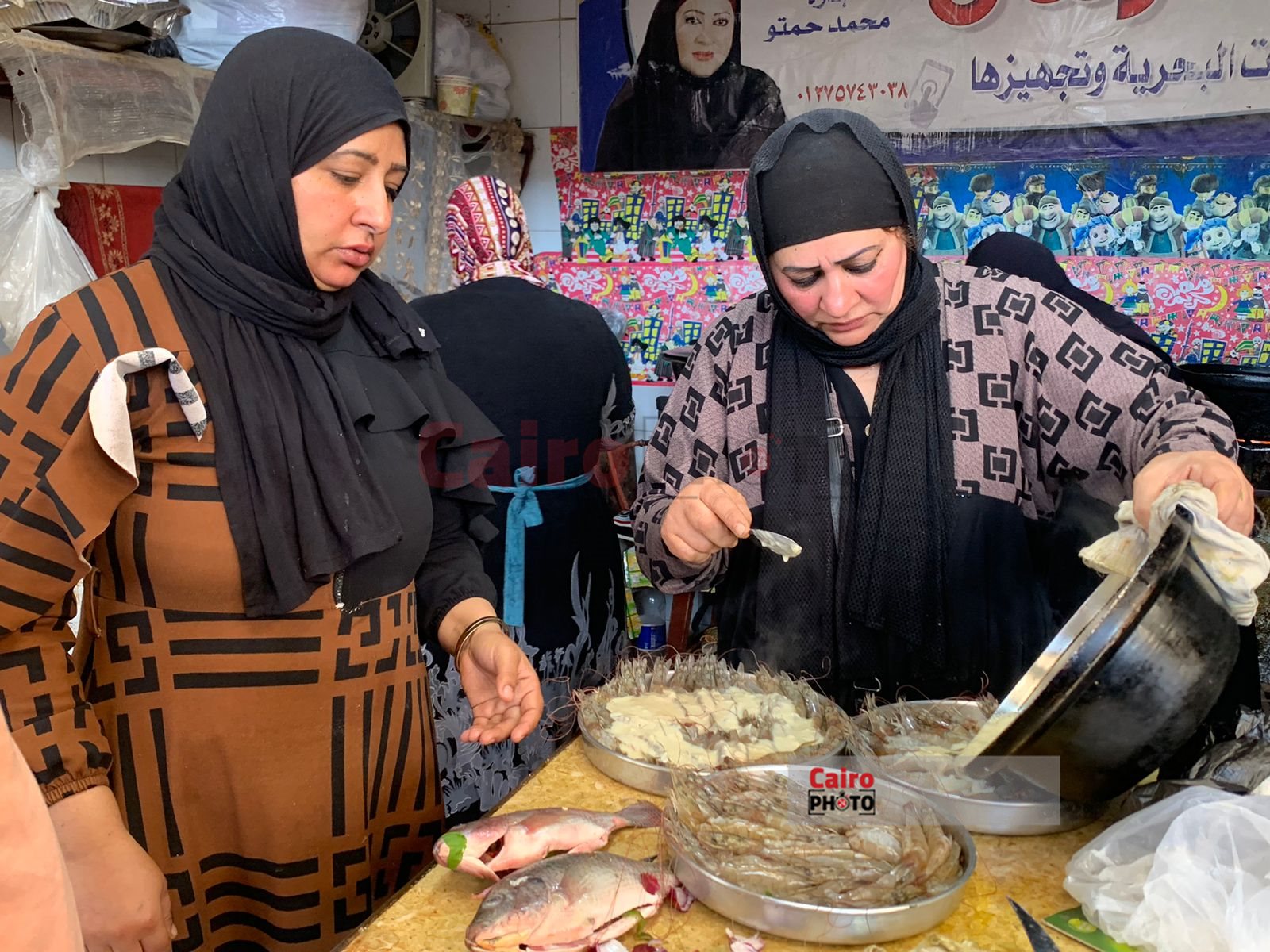 أم سمر شيف الأسماك ببورسعيد وابنتها 