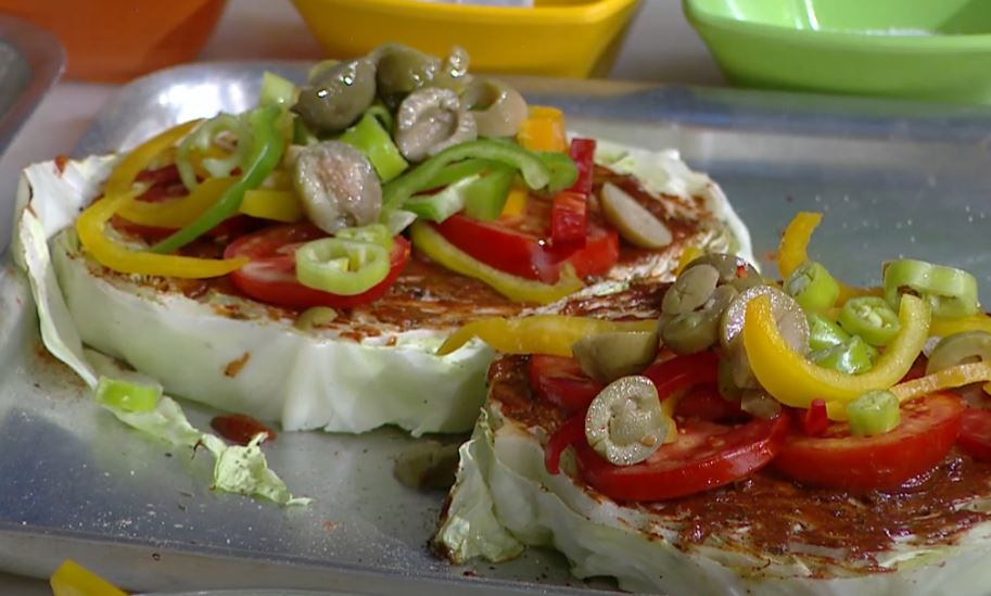 زي المحلات.. طريقة عمل بيتزا الكرنب بخطوات بسيطة