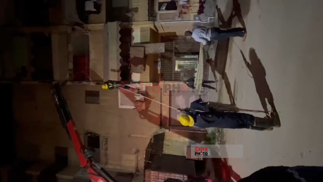 انقاذ قطة من السقوط من مرتفع ببورسعيد 