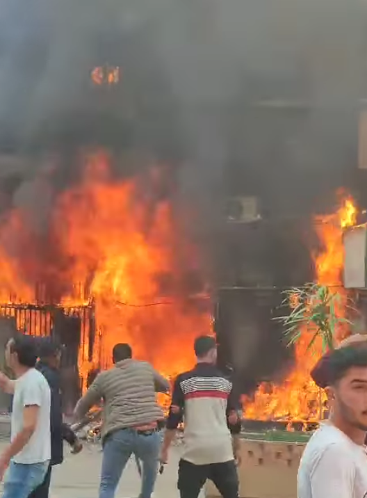 حريق يلتهم محل أحذية وسوبر ماركت ويمتد لـ أعلى العقار بالبدرشين (1)