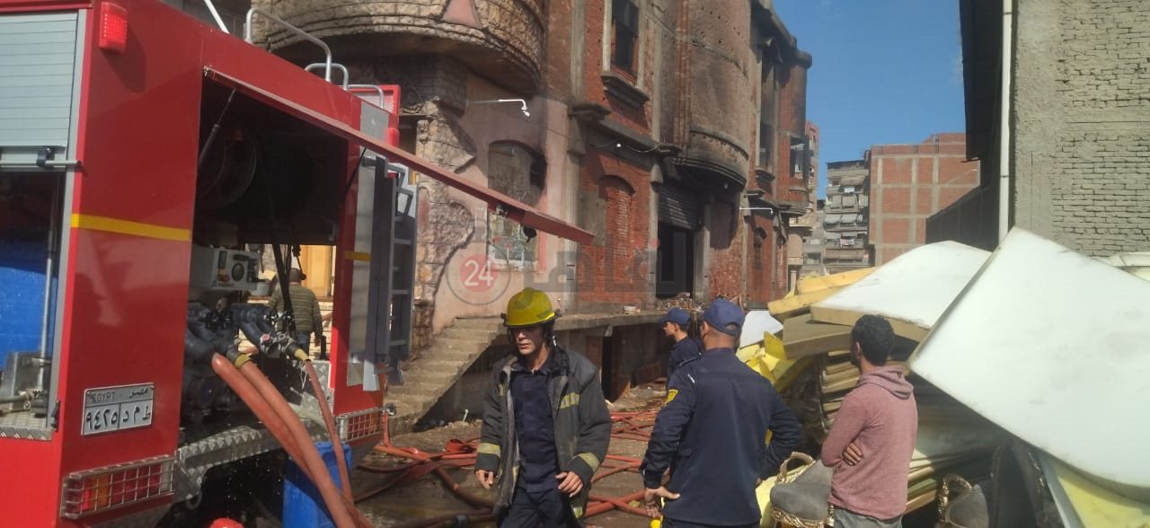 حريق مخزن موبيليا بدمياط (2)