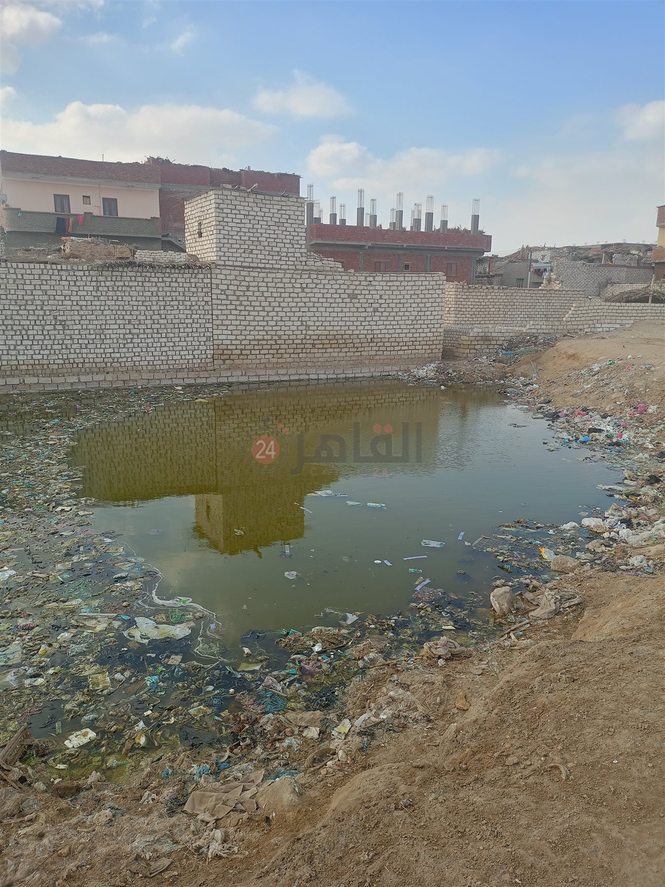 مياه الصرف غرقت البيوت.. أهالي قرية الخمسين بالفيوم يستغيثون: حياة ولادنا في خطر |صور 