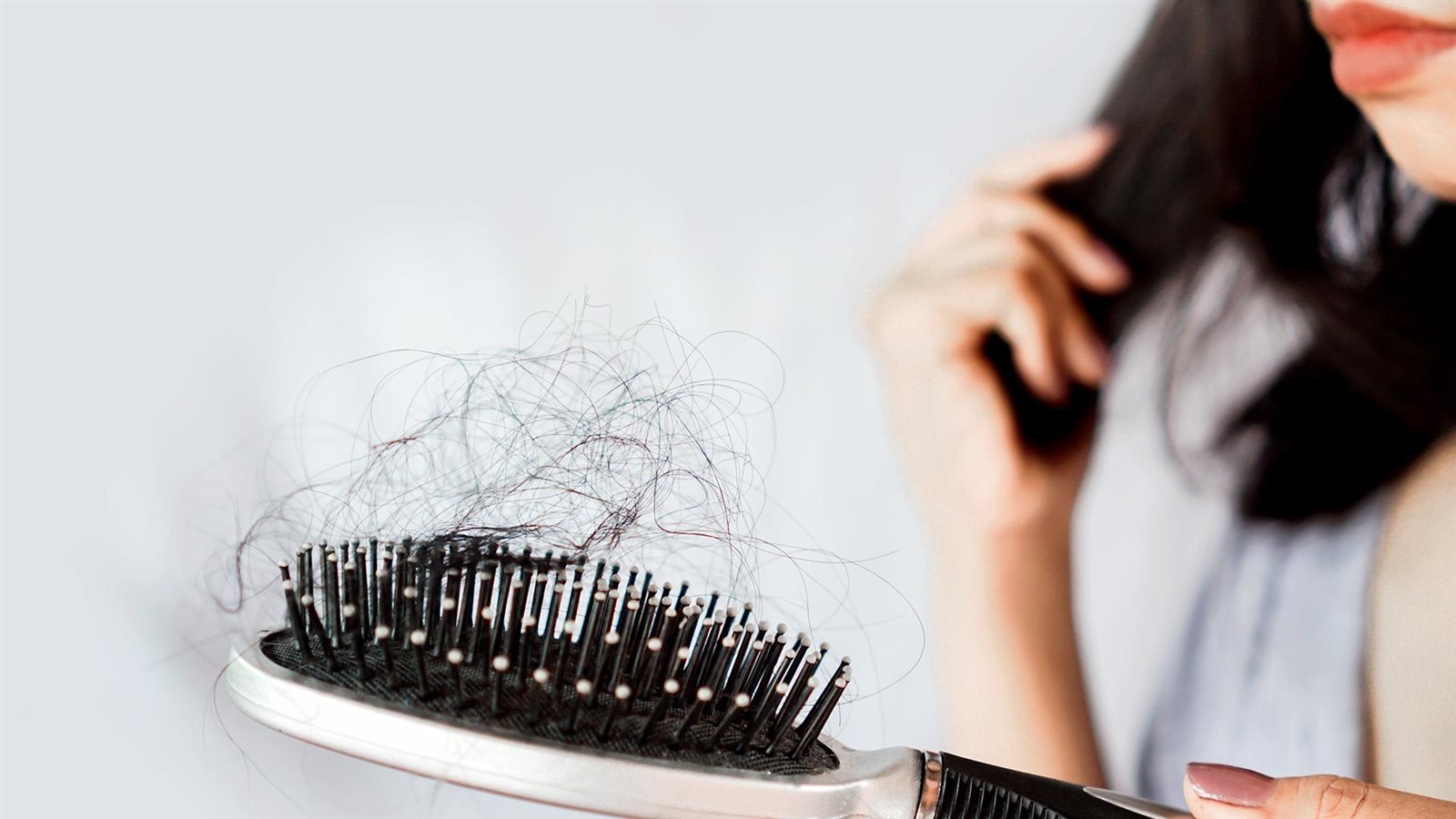 تفسير حلم تساقط الشعر عند التمشيط للعزباء