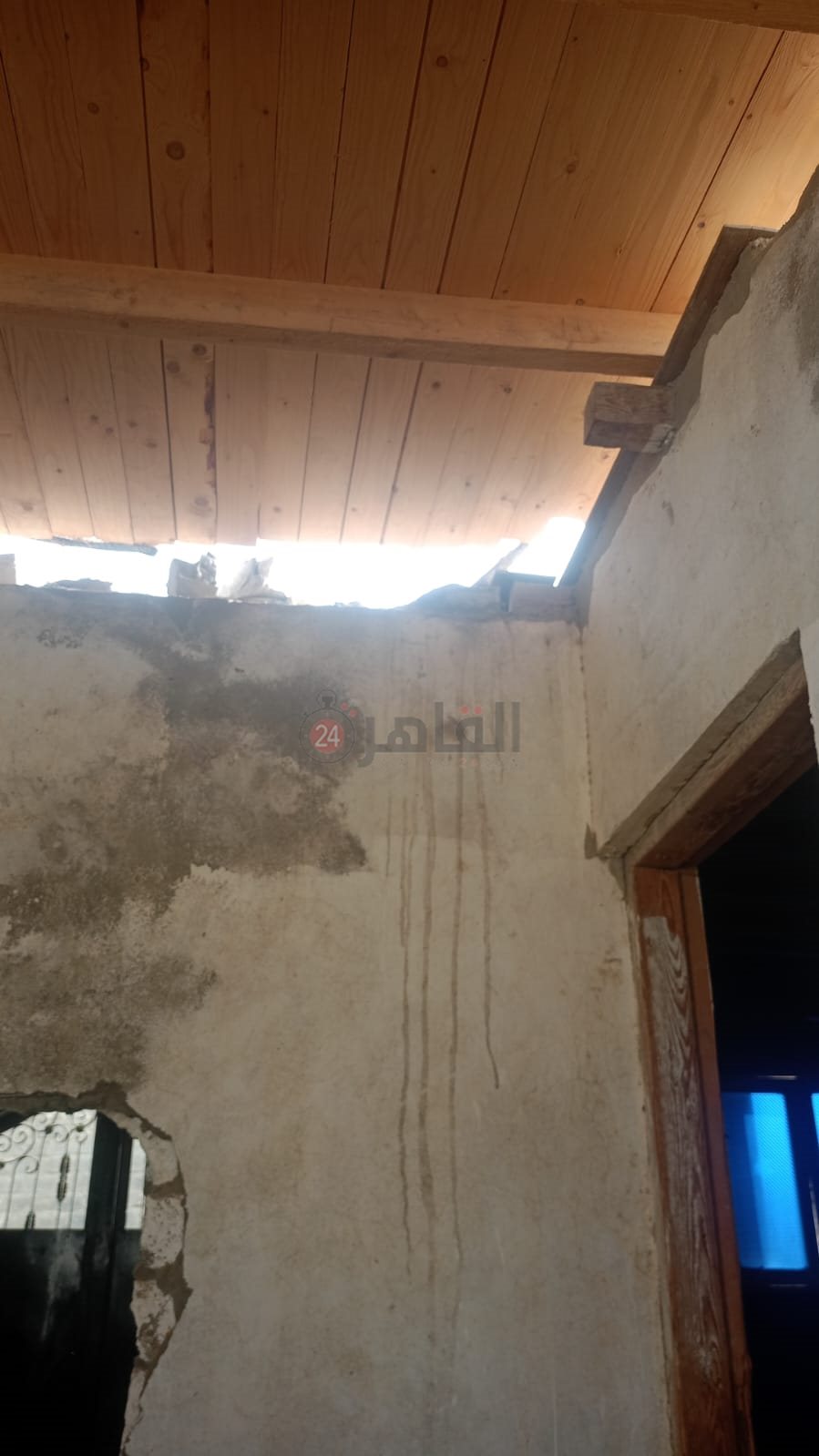 مأساة أسرة تعيش داخل منزل غير مسقوف في الفيوم